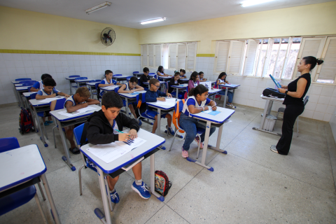 Projetos de Lei da Prefeitura de Natal RN criam 300 cargos de professores e benefícios para outras categorias