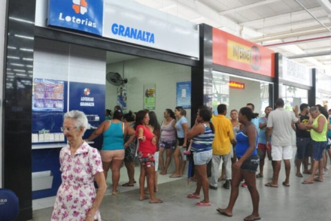 Mega da Virada 2025: filas nas lotéricas e falhas no app dificultam apostas no ano do prêmio bilionário